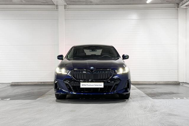 BMW 5-SERIE Sedan 550e xDrive | M-Sport Pro | Travel Pack | Innovation Pack | Comfort Pack | Driving Assistant Professional | Bowers&Wilkins | Panoramadak | Comfort Access | Trekhaak