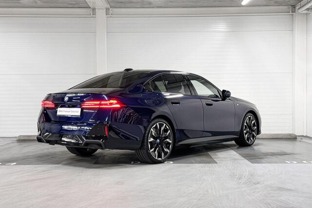 BMW 5-SERIE Sedan 550e xDrive | M-Sport Pro | Travel Pack | Innovation Pack | Comfort Pack | Driving Assistant Professional | Bowers&Wilkins | Panoramadak | Comfort Access | Trekhaak