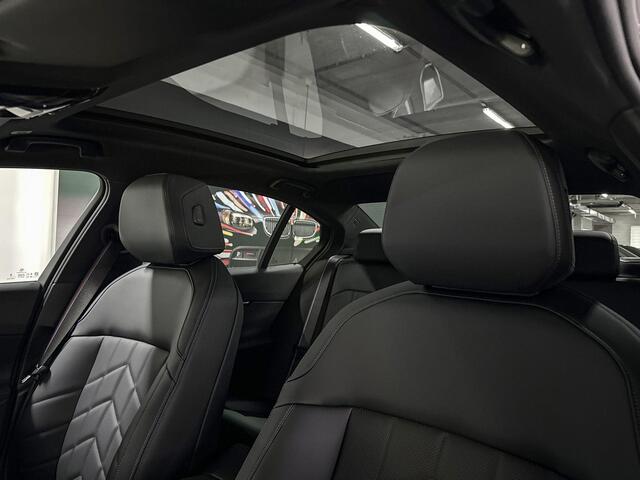 BMW 5-SERIE Sedan 550e xDrive | M-Sport Pro | Travel Pack | Innovation Pack | Comfort Pack | Driving Assistant Professional | Bowers&Wilkins | Panoramadak | Comfort Access | Trekhaak