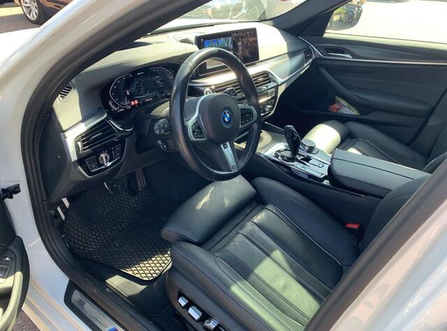 BMW 5-SERIE Touring 530e Business Ed. M Sport / Trekhaak / Panoramadak / Head-up / 19'' / Laser LED / Sfeerverlichting / Leder / Safety-pack / Stuurverwarming / Cruise Control