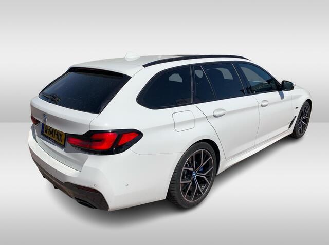 BMW 5-SERIE Touring 530e Business Ed. M Sport / Trekhaak / Panoramadak / Head-up / 19'' / Laser LED / Sfeerverlichting / Leder / Safety-pack / Stuurverwarming / Cruise Control