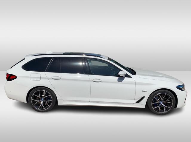 BMW 5-SERIE Touring 530e Business Ed. M Sport / Trekhaak / Panoramadak / Head-up / 19'' / Laser LED / Sfeerverlichting / Leder / Safety-pack / Stuurverwarming / Cruise Control