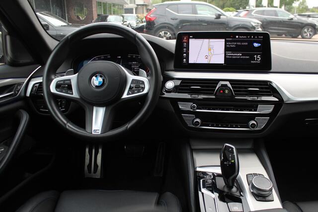 BMW 5-SERIE Touring 530e Business Ed. M Sport / Trekhaak / Panoramadak / Head-up / 19'' / Laser LED / Sfeerverlichting / Leder / Safety-pack / Stuurverwarming / Cruise Control