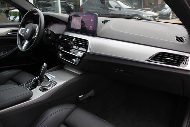 BMW 5-SERIE Touring 530e Business Ed. M Sport / Trekhaak / Panoramadak / Head-up / 19'' / Laser LED / Sfeerverlichting / Leder / Safety-pack / Stuurverwarming / Cruise Control