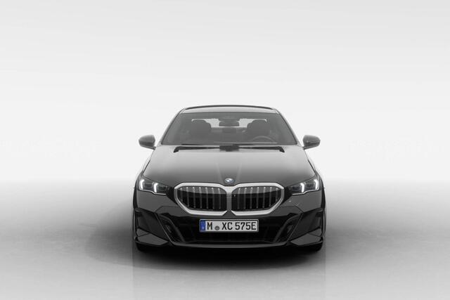 BMW 5-SERIE Sedan 530e M Sport Edition | Innovation Pack | Travel Pack | Comfort Pack | Trekhaak