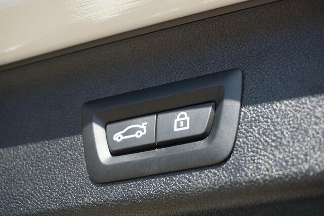 BMW 5-SERIE Touring 530e High Executive M Pakket | Trekhaak | LASER | ACC