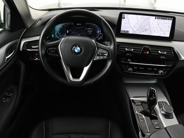 BMW 5-SERIE 530e High Executive| Head-Up | Leder | Stoelverwarming | Camera | Carplay | Live Cockpit | Naviagtie | Park Assist | Full LED
