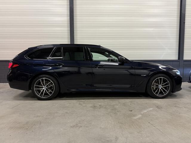 BMW 5-SERIE Touring 530e M-Sport PANO/HARMAN&KARDON/360CAMERA/ALCANTARA-SPORT/STANDKACHEL/CARPLAY/18"M-SPORT/PRIVACY/SHADOW-LINE/CARBONSCHWARZ/RECENT OH BEURT GEHAD BIJ BMW DEALER