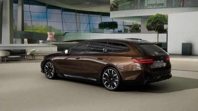 BMW 5-SERIE Touring 530e M Sport Automaat / Trekhaak / Adaptieve LED / Parking Assistant Plus / Comfort Access / M Sportonderstel / Live Cockpit Professional