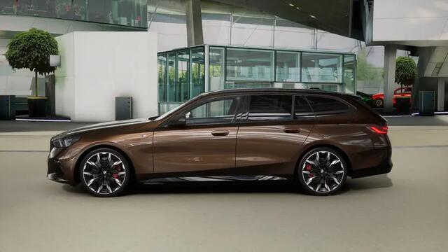 BMW 5-SERIE Touring 530e M Sport Automaat / Trekhaak / Adaptieve LED / Parking Assistant Plus / Comfort Access / M Sportonderstel / Live Cockpit Professional