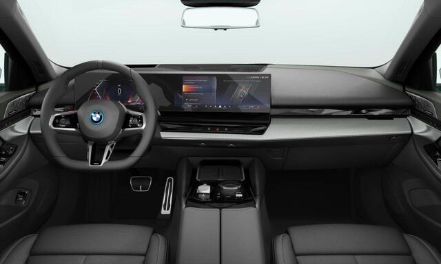 BMW 5-SERIE Touring 530e | M Sportpakket Pro | Individual Lak | Trekhaak | Innovation Pack | Comfort Pack