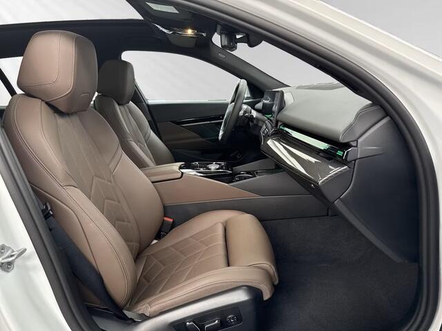 BMW 5-SERIE Touring 520iA M-SPORT ** ADAPT. LED, LEDER, PANORAMA, TREKH, H&K SOUND, DR. ASS+ ** 1e EIG - UNFALLFREI ** ** INFORMEER OOK NAAR ONZE AANTREKKELIJKE FINANCIAL-LEASE TARIEVEN **