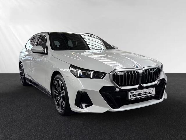 BMW 5-SERIE Touring 520iA M-SPORT ** ADAPT. LED, LEDER, PANORAMA, TREKH, H&K SOUND, DR. ASS+ ** 1e EIG - UNFALLFREI ** ** INFORMEER OOK NAAR ONZE AANTREKKELIJKE FINANCIAL-LEASE TARIEVEN **