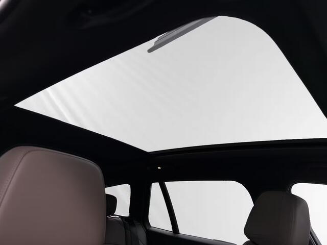 BMW 5-SERIE Touring 520iA M-SPORT ** ADAPT. LED, LEDER, PANORAMA, TREKH, H&K SOUND, DR. ASS+ ** 1e EIG - UNFALLFREI ** ** INFORMEER OOK NAAR ONZE AANTREKKELIJKE FINANCIAL-LEASE TARIEVEN **