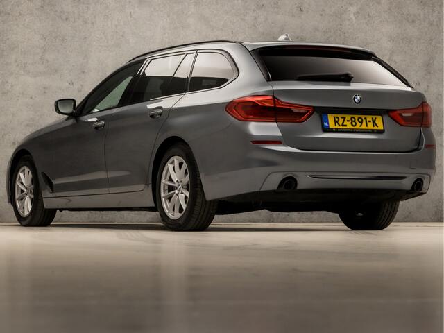 BMW 5-SERIE Touring 520d Executive Sportline 191Pk Automaat (APPLE CARPLAY, LEDER, SFEERVERLICHTING, GETINT GLAS, ELEK SPORTSTOELEN, STOELVERWARMING, VIRTUAL COCKPIT, NIEUWE APK, NIEUWSTAAT)
