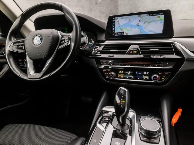 BMW 5-SERIE Touring 520d Executive Sportline 191Pk Automaat (APPLE CARPLAY, LEDER, SFEERVERLICHTING, GETINT GLAS, ELEK SPORTSTOELEN, STOELVERWARMING, VIRTUAL COCKPIT, NIEUWE APK, NIEUWSTAAT)