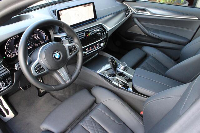 BMW 5-SERIE Touring 530e xDrive M Sport Pano | Trekhaak | Laser LED | Comfort Access | ACC | HarmanKardon | Leder | Shadowline | Sophisto Grau | BTW