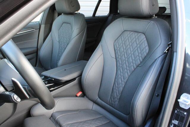 BMW 5-SERIE Touring 530e xDrive M Sport Pano | Trekhaak | Laser LED | Comfort Access | ACC | HarmanKardon | Leder | Shadowline | Sophisto Grau | BTW