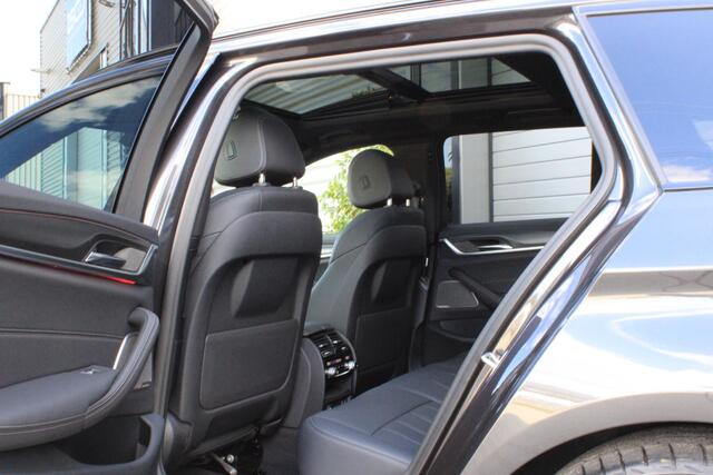 BMW 5-SERIE Touring 530e xDrive M Sport Pano | Trekhaak | Laser LED | Comfort Access | ACC | HarmanKardon | Leder | Shadowline | Sophisto Grau | BTW