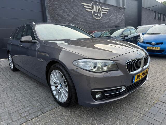BMW 5-SERIE Touring 528i Luxury Edition | AUTOMAAT | 2E EIGENAAR | 12MND GARANTIE | LEDER | CRUISE | NAVI | PDC |