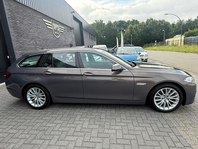 BMW 5-SERIE Touring 528i Luxury Edition | AUTOMAAT | 2E EIGENAAR | 12MND GARANTIE | LEDER | CRUISE | NAVI | PDC |