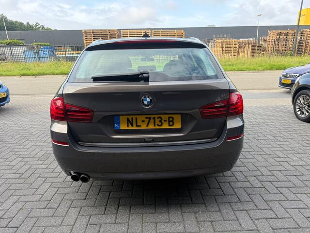 BMW 5-SERIE Touring 528i Luxury Edition | AUTOMAAT | 2E EIGENAAR | 12MND GARANTIE | LEDER | CRUISE | NAVI | PDC |