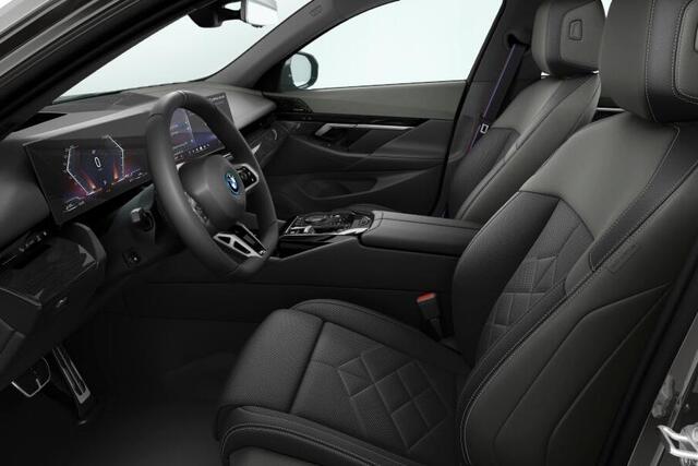 BMW 5-SERIE 550e xDrive M-Sport Pro / Driving Assistant Professional / Stoelventilatie / Harman Kardon / Parking Assistant Plus / Iconic Glow / Adaptief onderstel professional / 20 Inch