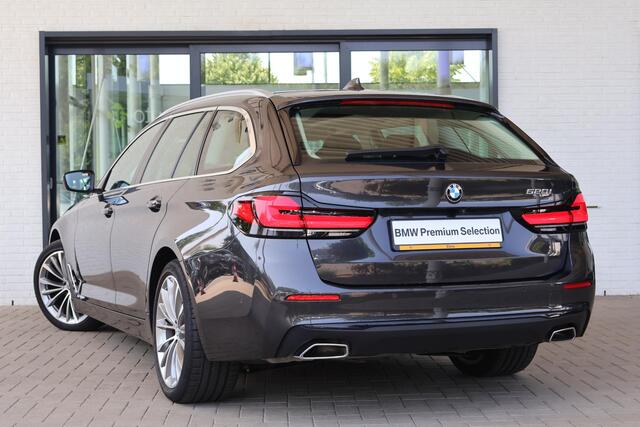 BMW 5-SERIE Touring 520i Business Edition Plus | Parking Pack | Voorstoelen Verwarmd | Panorama dak