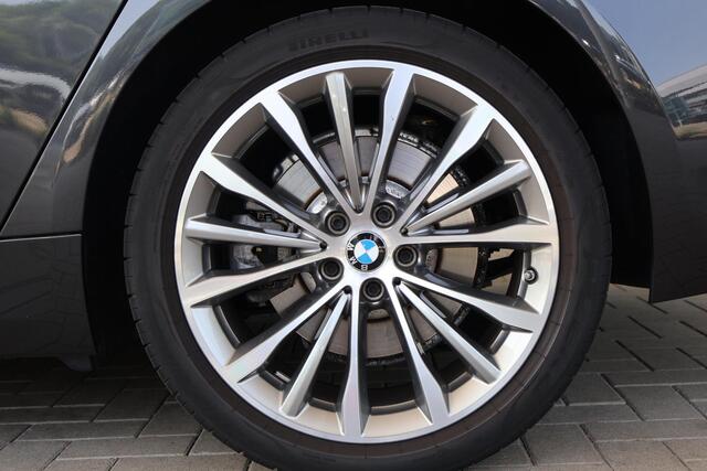 BMW 5-SERIE Touring 520i Business Edition Plus | Parking Pack | Voorstoelen Verwarmd | Panorama dak