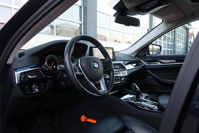 BMW 5-SERIE 520i Corporate High Executive SCHUIFDAK/ NAPPA-LEDER/ ACC/ HEAD-UP/ H&K / ETC.