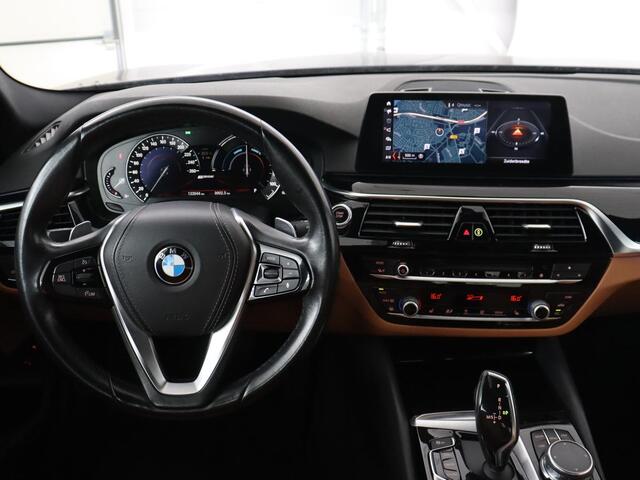 BMW 5-SERIE 530e iPerformance | Leder | Stoelverwarming | Sfeerverlichting | Full LED | Navigatie | Parkeerhulp | Sportstoelen | Cruise control | PHEV | Plug In