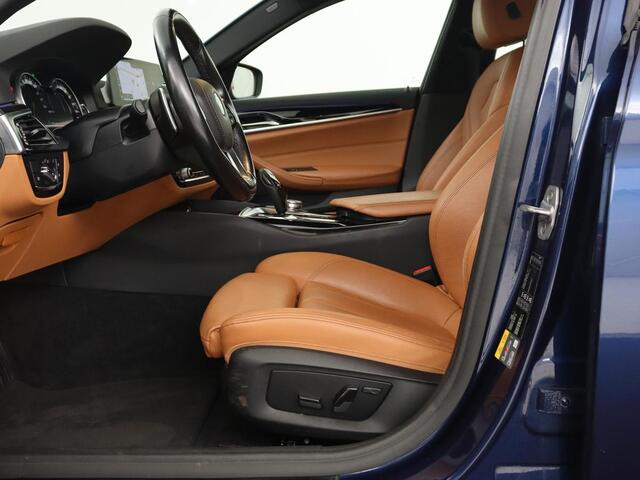 BMW 5-SERIE 530e iPerformance | Leder | Stoelverwarming | Sfeerverlichting | Full LED | Navigatie | Parkeerhulp | Sportstoelen | Cruise control | PHEV | Plug In