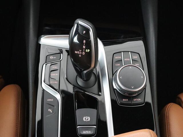 BMW 5-SERIE 530e iPerformance | Leder | Stoelverwarming | Sfeerverlichting | Full LED | Navigatie | Parkeerhulp | Sportstoelen | Cruise control | PHEV | Plug In