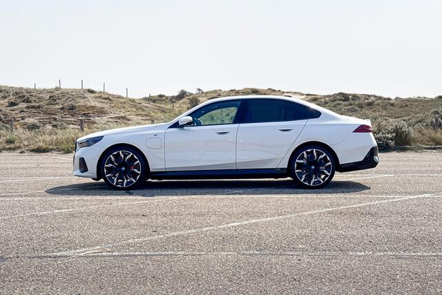 BMW 5-SERIE Sedan 550e xDrive | M Sport Pro | Glazen Panoramadak | Bowers & Wilkins | Stoelventilatie |