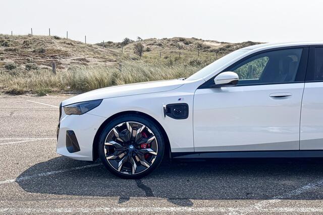 BMW 5-SERIE Sedan 550e xDrive | M Sport Pro | Glazen Panoramadak | Bowers & Wilkins | Stoelventilatie |