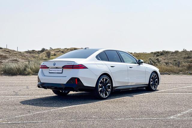 BMW 5-SERIE Sedan 550e xDrive | M Sport Pro | Glazen Panoramadak | Bowers & Wilkins | Stoelventilatie |