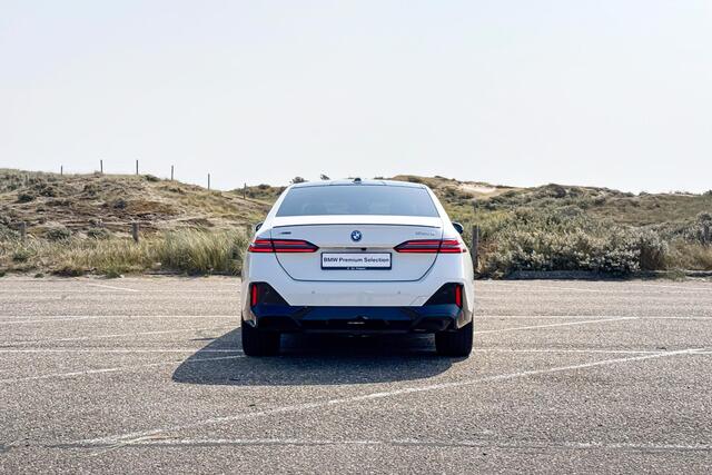 BMW 5-SERIE Sedan 550e xDrive | M Sport Pro | Glazen Panoramadak | Bowers & Wilkins | Stoelventilatie |