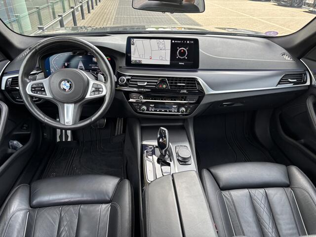 BMW 5-SERIE Touring 530i xDrive High Executive M Sport Automaat / Panoramadak / Trekhaak / Laserlight / Achteruitrijcamera / Head-Up / Comfort Access / Adaptief onderstel
