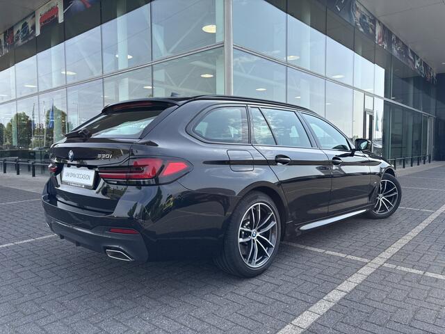 BMW 5-SERIE Touring 530i xDrive High Executive M Sport Automaat / Panoramadak / Trekhaak / Laserlight / Achteruitrijcamera / Head-Up / Comfort Access / Adaptief onderstel