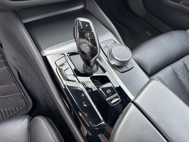 BMW 5-SERIE Touring 530i xDrive High Executive M Sport Automaat / Panoramadak / Trekhaak / Laserlight / Achteruitrijcamera / Head-Up / Comfort Access / Adaptief onderstel