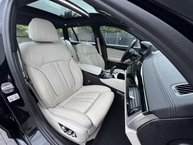 BMW 5-SERIE Touring 520i Luxury Line High Executive | Panorama | Driving Assistant | HUD | Trekhaak