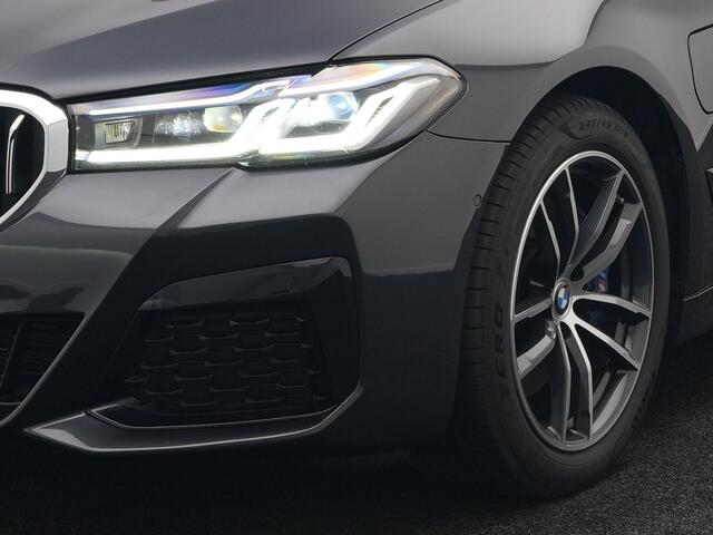 BMW 5-SERIE Touring 530e M Sport Plug In Hybrid 293pk Dealer O.H PHEV | Head Up | 360 Camera | Laser LED | Alcantara Sportstoelen Verwarmd | Blis | Apple Carplay | M Sportstuur | Navigatie | Virtual | DAB |