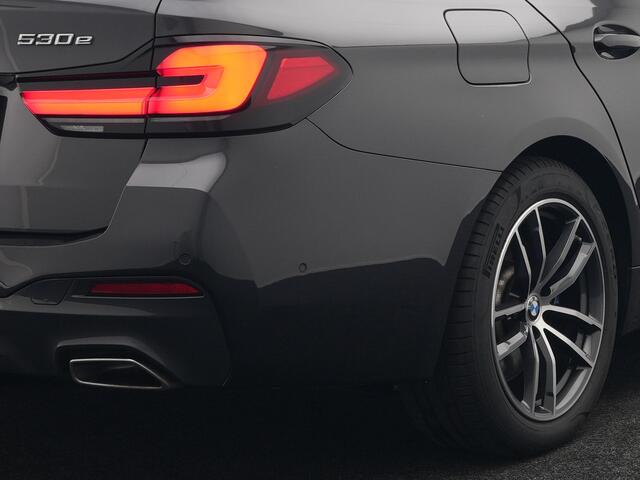 BMW 5-SERIE Touring 530e M Sport Plug In Hybrid 293pk Dealer O.H PHEV | Head Up | 360 Camera | Laser LED | Alcantara Sportstoelen Verwarmd | Blis | Apple Carplay | M Sportstuur | Navigatie | Virtual | DAB |