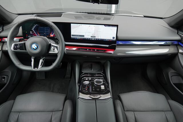 BMW 5-SERIE Touring 550E 490Pk Aut. | Plug in Hybride | X-Drive | Shadowline | M-Sport | 'M' Sportstoelen | Head Up Display | Panoramadak | Trekhaak | 21''