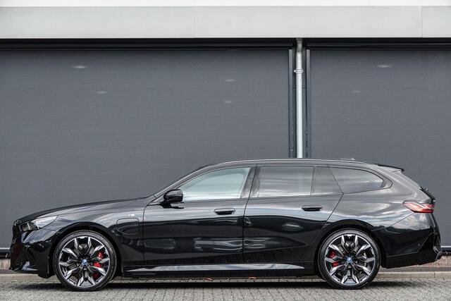 BMW 5-SERIE Touring 550E 490Pk Aut. | Plug in Hybride | X-Drive | Shadowline | M-Sport | 'M' Sportstoelen | Head Up Display | Panoramadak | Trekhaak | 21''
