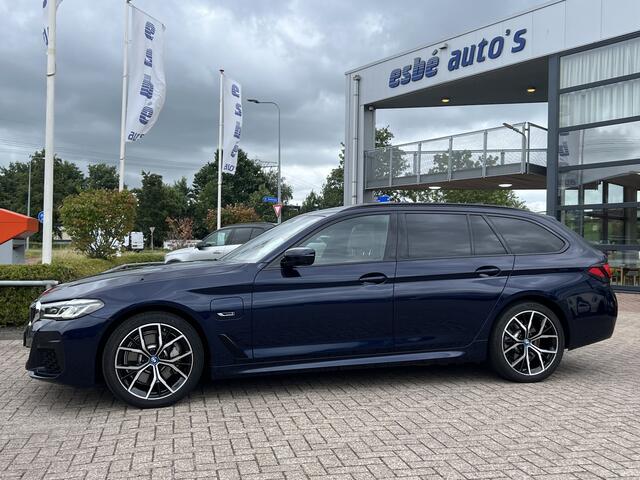 BMW 5-SERIE Touring 530e M-Sport Business Edition Plus Panoramadak Driving Ass Prof Keyless Rondzicht Camera Elek Stoelen Stoel + Stuurverwarming ACC DAB Head-Up Shadow Line BTW Tansanite Blauw Plug In Hybride 1e Eigenaar BTW Auto