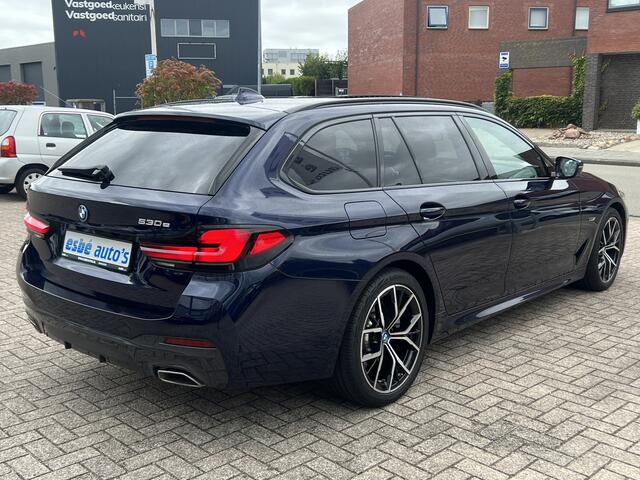 BMW 5-SERIE Touring 530e M-Sport Business Edition Plus Panoramadak Driving Ass Prof Keyless Rondzicht Camera Elek Stoelen Stoel + Stuurverwarming ACC DAB Head-Up Shadow Line BTW Tansanite Blauw Plug In Hybride 1e Eigenaar BTW Auto