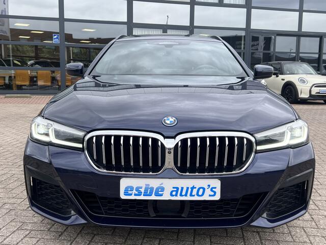 BMW 5-SERIE Touring 530e M-Sport Business Edition Plus Panoramadak Driving Ass Prof Keyless Rondzicht Camera Elek Stoelen Stoel + Stuurverwarming ACC DAB Head-Up Shadow Line BTW Tansanite Blauw Plug In Hybride 1e Eigenaar BTW Auto