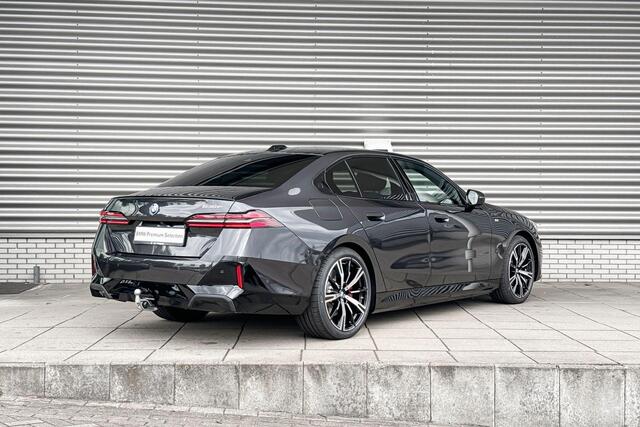 BMW 5-SERIE Sedan 530e M Sportpakket Pro / Innovation Pack / Travel Pack / Comfort Pack / Panoramadak / Trekhaak