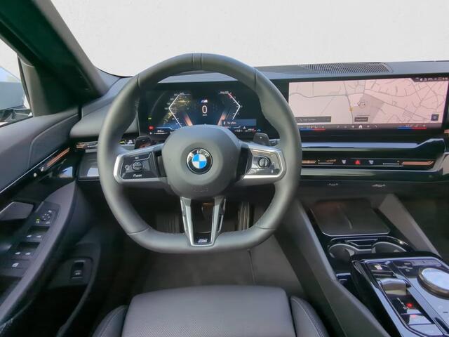 BMW 5-SERIE Touring 520dA M-SPORT ** LED, NAVi+, HuD, PANORAMA, 20-inch LMV, DRIV. ASS+ ** 1e EIG - Ex BMW AG - UNFALLFREI ** ** INFORMEER OOK NAAR ONZE AANTREKKELIJKE FINANCIAL-LEASE TARIEVEN **